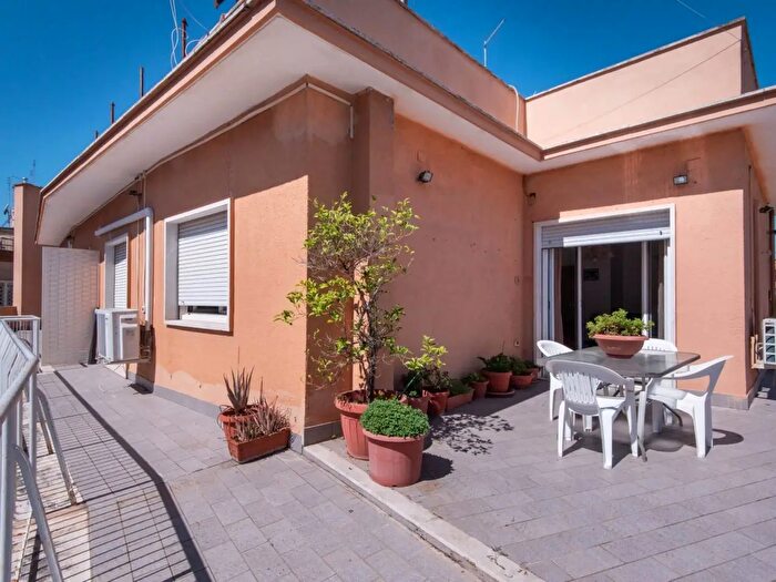 Appartamento con 6 locali in vendita in Via San Fulgenzio, Roma