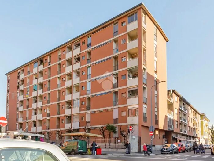 Appartamento trilocale in vendita in Via Paolo Rotta, Milano