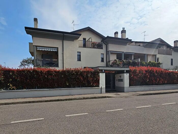 Appartamento trilocale in vendita in Vanzago