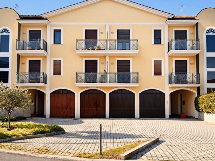 Appartamento con 8 locali in vendita in Lucio Battisti, Santa Maria A Monte