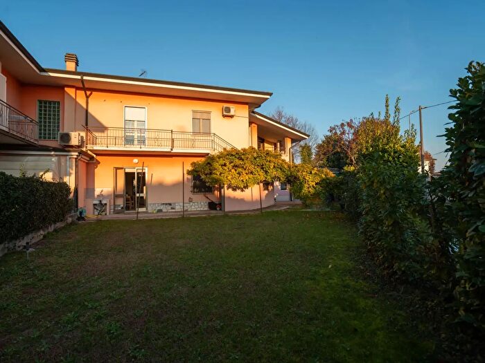 Casa con 11 locali in vendita in Via Custoza, Roverbella