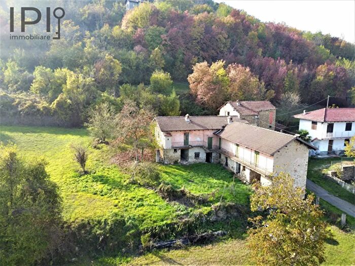 Casa con 16 locali in vendita in Roccaverano