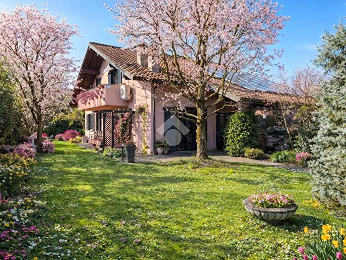 Casa con 7 locali in vendita in Via Sicilia, Carnate