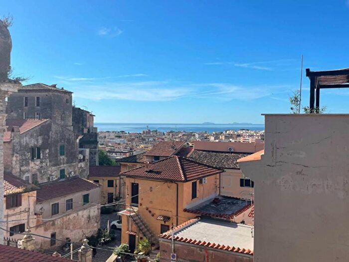 Appartamento trilocale in vendita in Via Curtatone, Centro Storico, Terracina