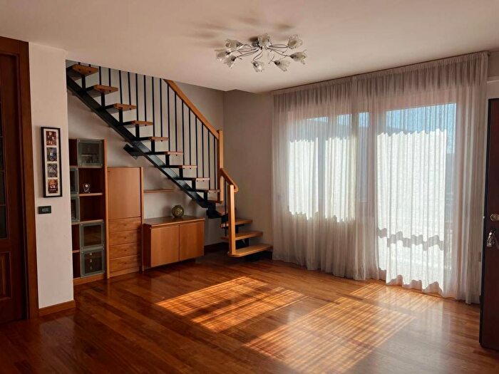 Appartamento con 6 locali in affitto in Bussolengo