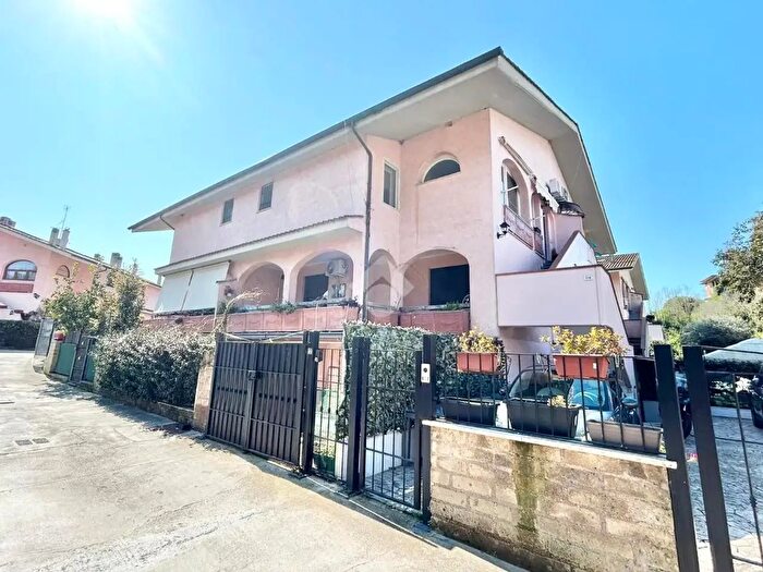 Casa quadrilocale in vendita in Roma