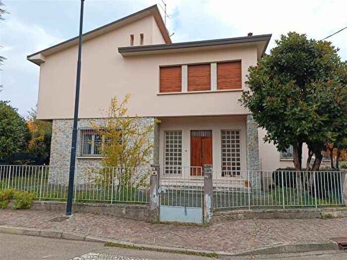 Casa con 6 locali in vendita in Via Aprile, Riolo Terme