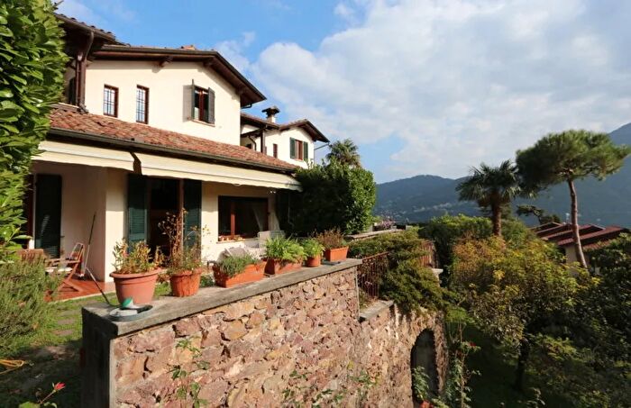 Casa con 10 locali in vendita in Via Quattro Novembre Tremezzina Panoramico, Tremezzina