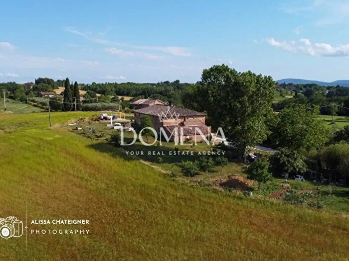 Casa con 7 locali in vendita in Sovicille