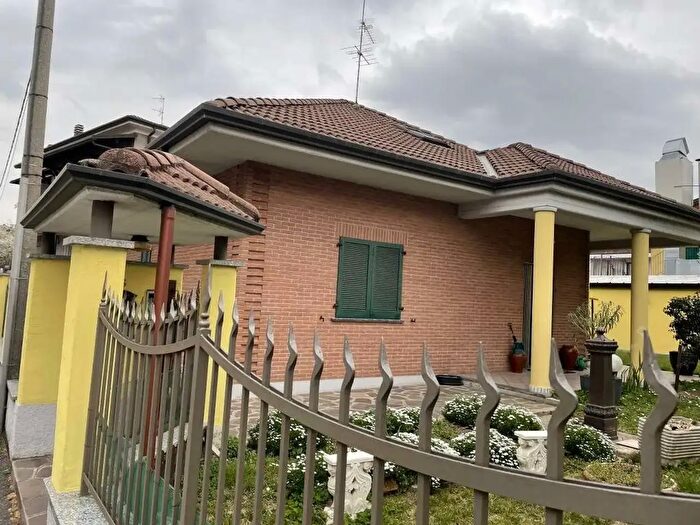 Casa trilocale in affitto in Via Tazzoli, Limbiate