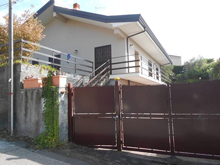 Casa trilocale in affitto in Via Alessandro Manzoni, Nicolosi