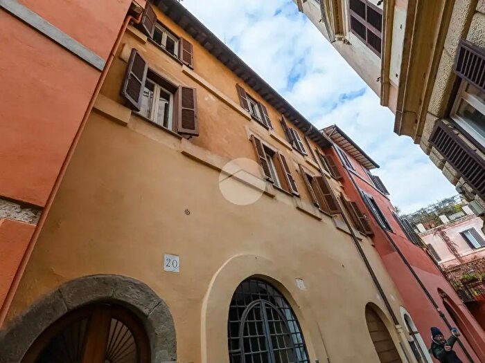 Appartamento con 5 locali in vendita in Vicolo dellAtleta, Roma