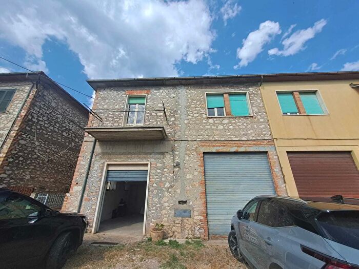Casa con 6 locali in vendita in Viale Kennedy, Guardea