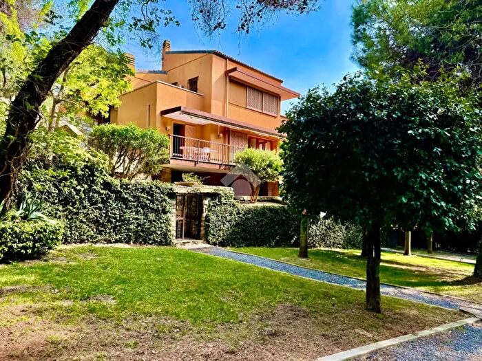 Casa con 11 locali in vendita in Strada delle Catene, Andora