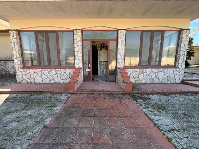 Casa con 7 locali in vendita in Villa Literno