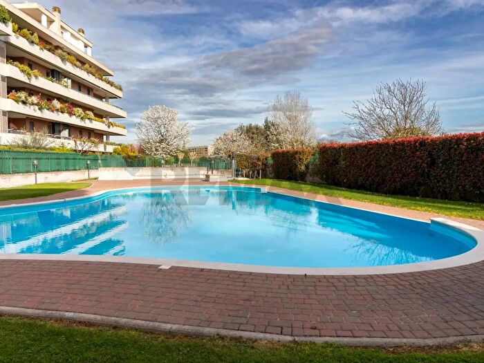 Appartamento trilocale in vendita in Via Monte Grimano, Roma