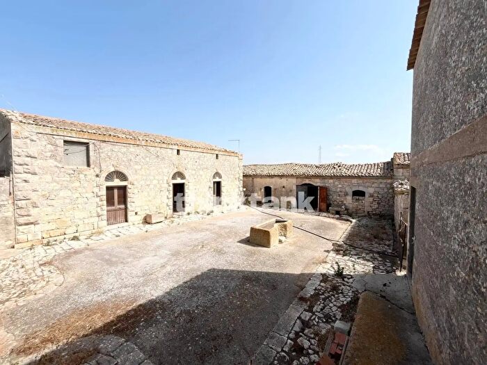 Casa quadrilocale in vendita in Contrada Magazinazzi, Ragusa