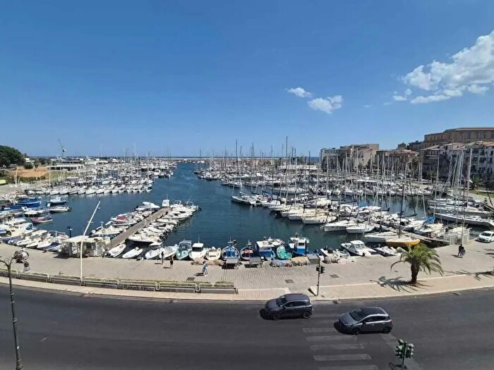 Appartamento quadrilocale in vendita in Via Cala, Palermo
