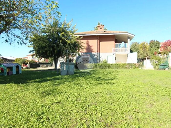 Casa con 6 locali in vendita in Via Bonissani, Ceresole Alba