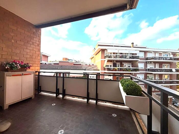 Appartamento trilocale in vendita in Via Val Pellice, Roma