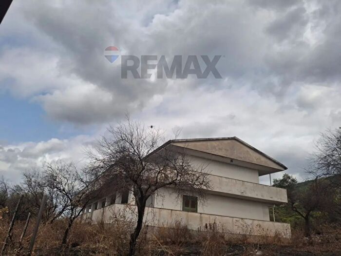 Casa con 8 locali in vendita in Santi Cosma E Damiano