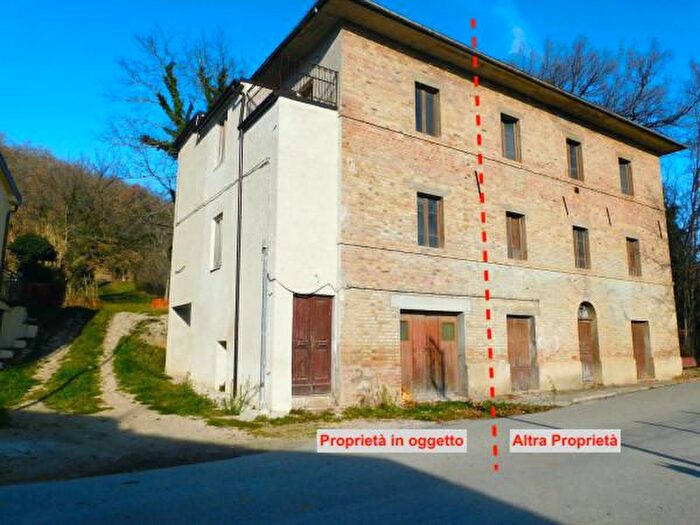 Casa trilocale in vendita in Contrada Romani, Sarnano