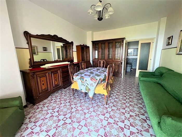 Appartamento con 5 locali in affitto in Stalettì