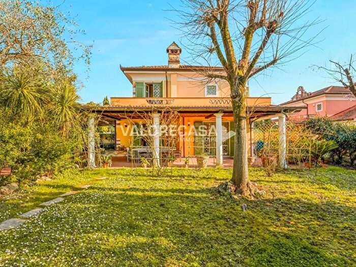 Casa con 8 locali in vendita in Via Cavaiola, Carrara