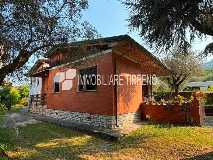 Casa con 8 locali in vendita in Massa