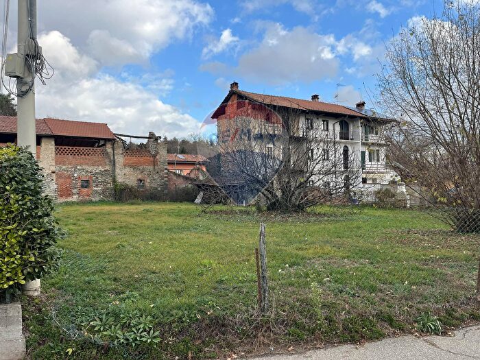 Casa trilocale in vendita in Via Santissima Trinità Snc, Varallo Pombia