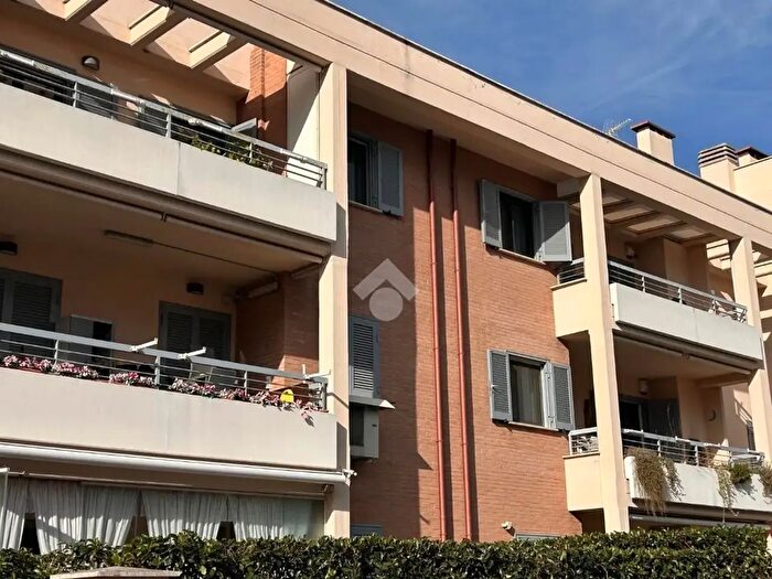 Appartamento trilocale in vendita in Via Appia Nuova, Roma