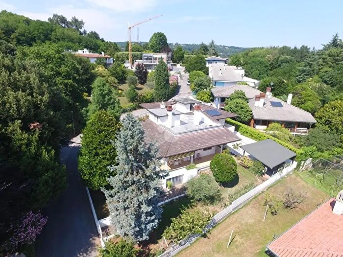 Casa con 5 locali in vendita in Via Montello, Montebelluna