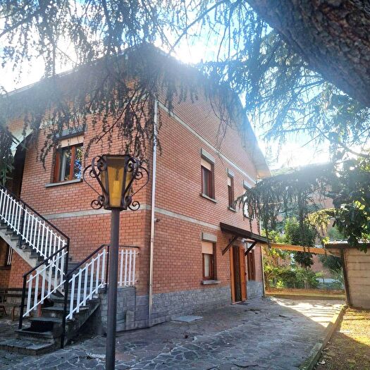 Casa con 8 locali in vendita in Castellarano