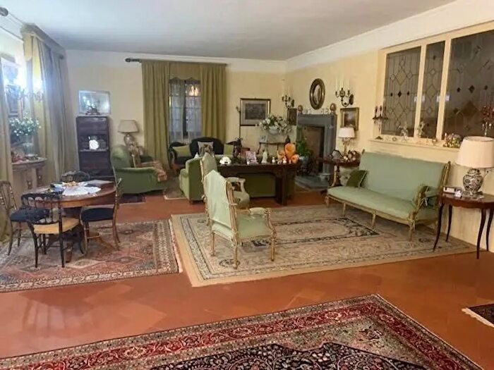 Casa con 11 locali in vendita in Pisa