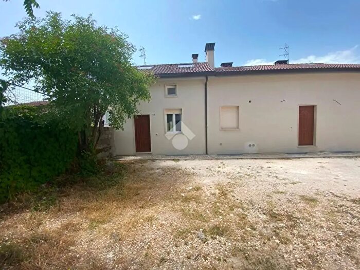 Appartamento trilocale in affitto in Via Antica Arischia, L'Aquila