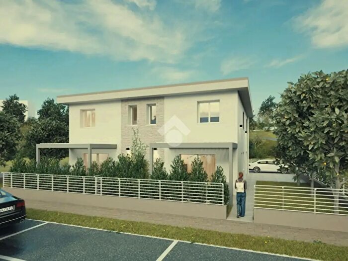 Casa quadrilocale in vendita in Via Radici Nord, Castellarano