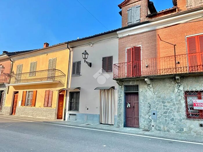 Casa con 6 locali in vendita in Piazza Cesare Balbo, Camerano Casasco