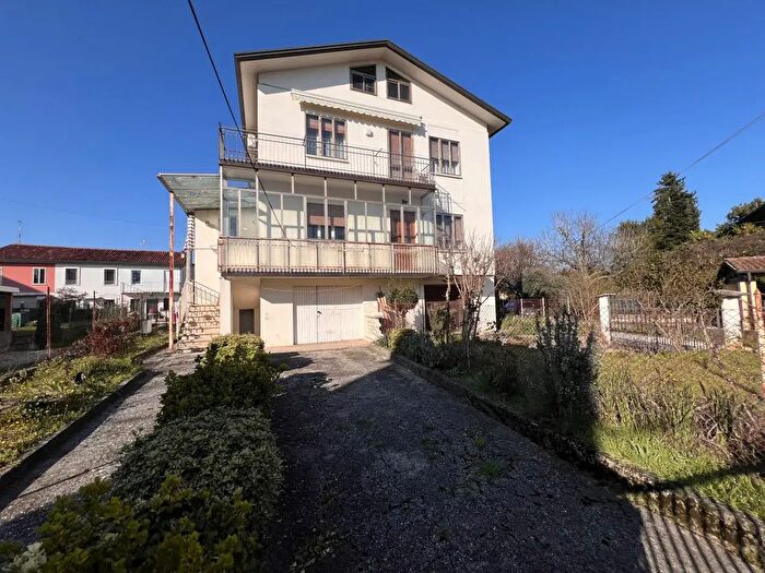 Appartamento trilocale in vendita in Piazza Vittorio Veneto, Costabissara