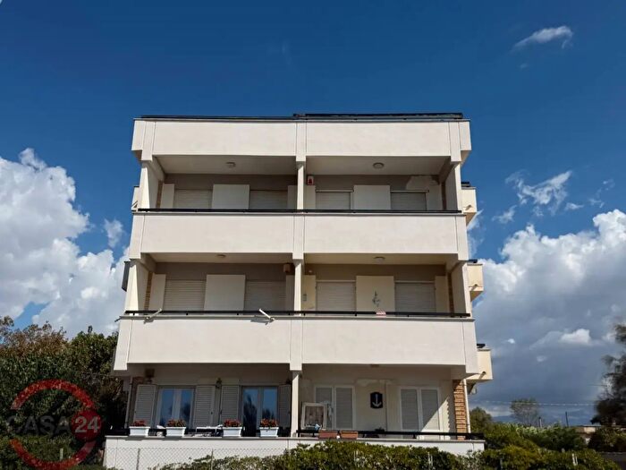 Appartamento quadrilocale in vendita in Strada Lungomare, Latina