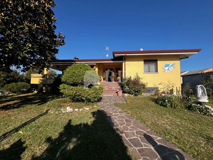 Casa con 10 locali in vendita in Via Gian Giacomo Lirutti, Fontanafredda