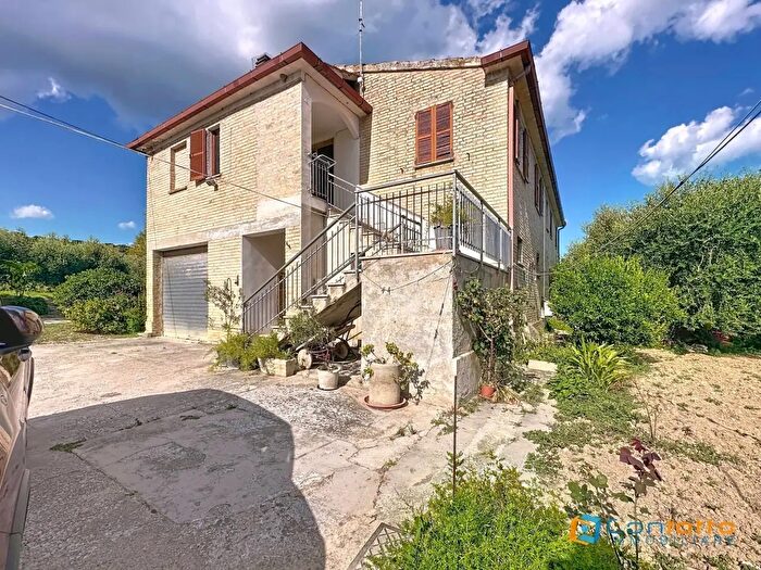 Appartamento con 6 locali in vendita in Contrada Carbuccio, Altidona