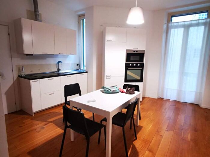 Appartamento trilocale in affitto in Via Cola Montano, Isola, Milano