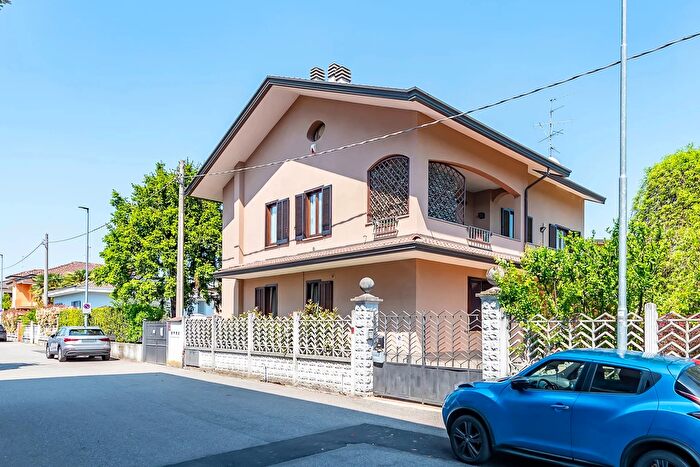 Casa quadrilocale in vendita in Origgio