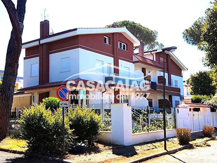 Casa con 6 locali in affitto in Via Aristonida, Casal Palocco, Roma