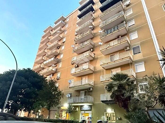 Appartamento quadrilocale in vendita in Via Azolino Hazon, Palermo