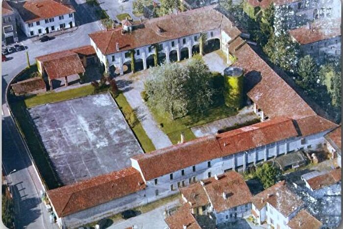 Casa con 6 locali in vendita in Via Castello, Spessa