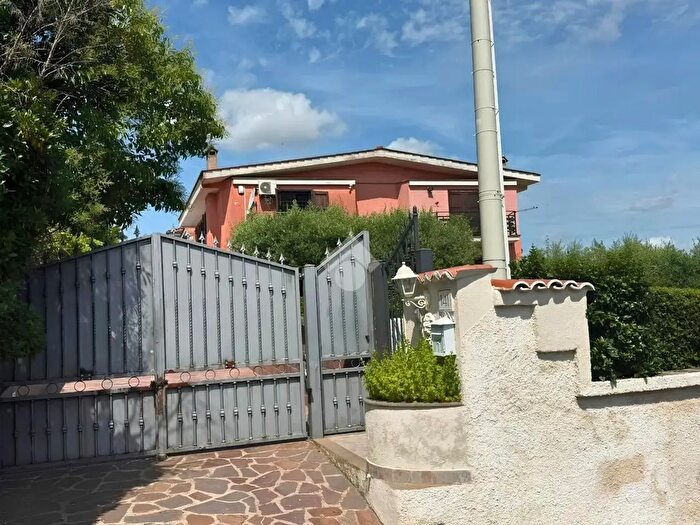 Casa con 7 locali in vendita in Via Carife, Roma