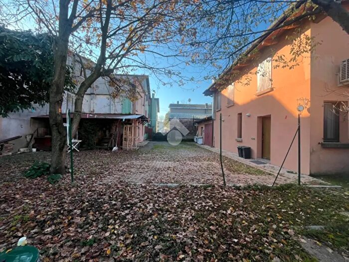 Casa con 6 locali in vendita in Via B Cellini, Castelnovo Di Sotto