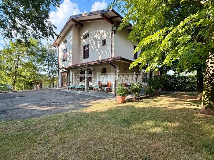 Appartamento con 6 locali in vendita in Pavullo Nel Frignano