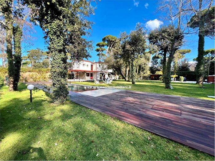 Casa con 6 locali in affitto in Caranna, Forte dei Marmi